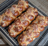Pulla with raisins and almonds (rusinallinen pullapitko)