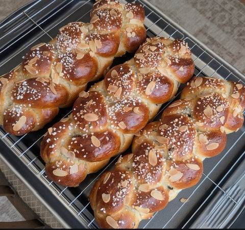 Pulla with raisins and almonds (rusinallinen pullapitko)